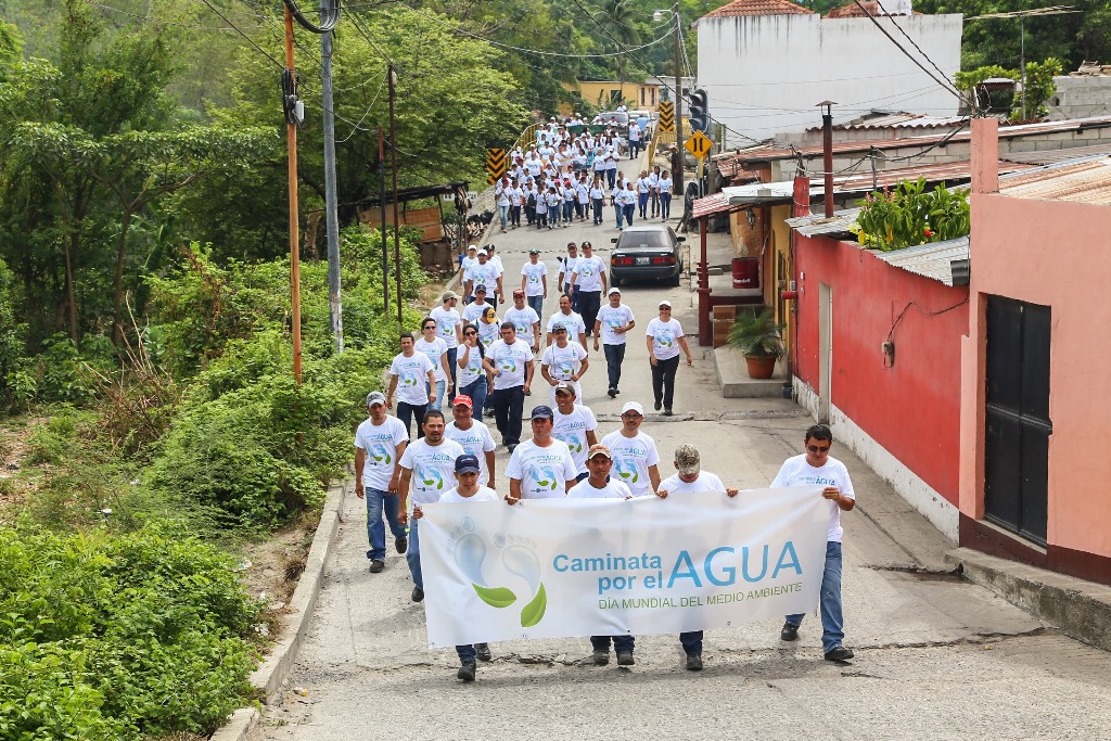 Ambev Centroamérica realiza caminata por el agua