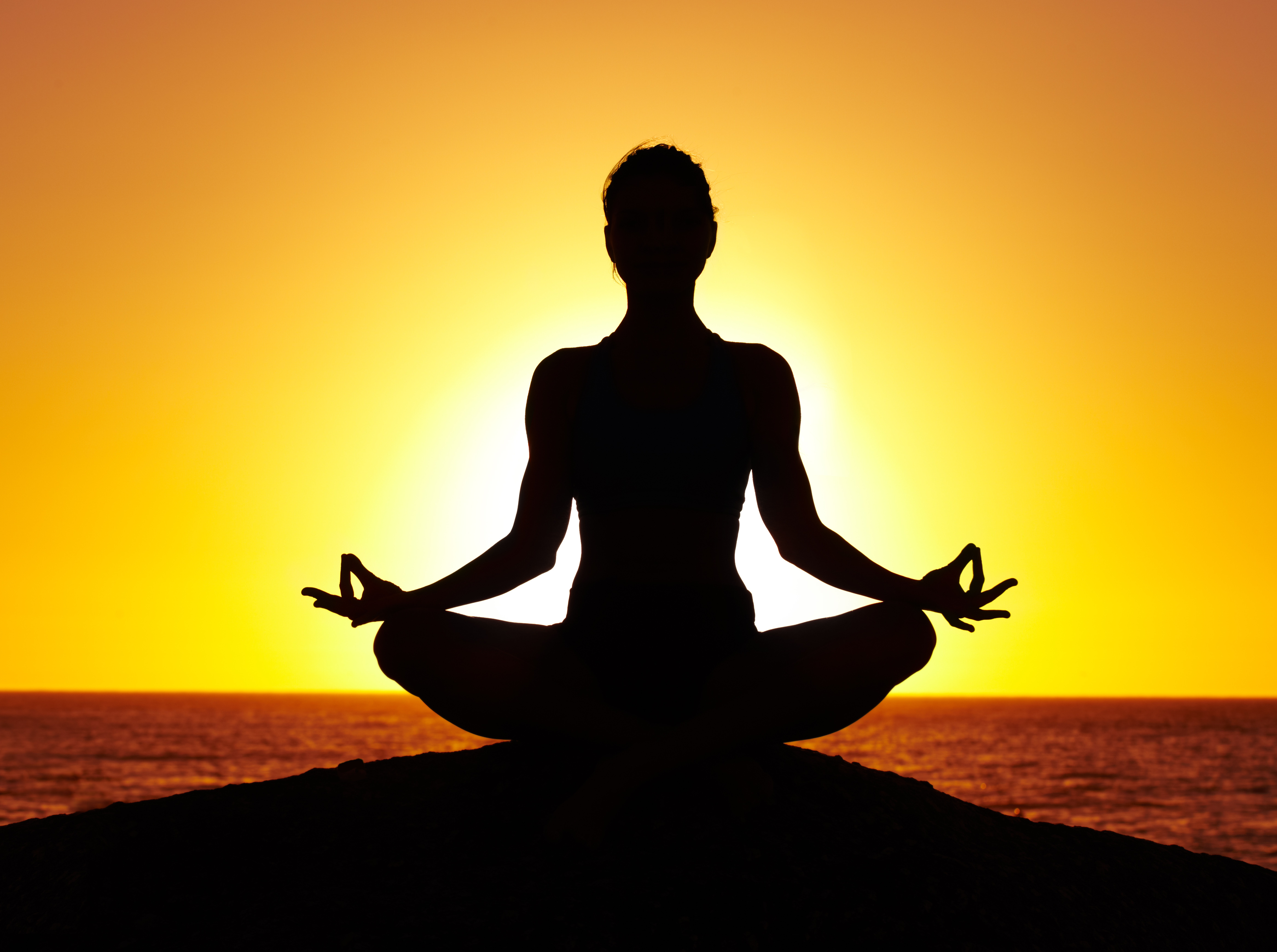 OMS recomienda yoga y meditación para mejorar la salud mental en el trabajo