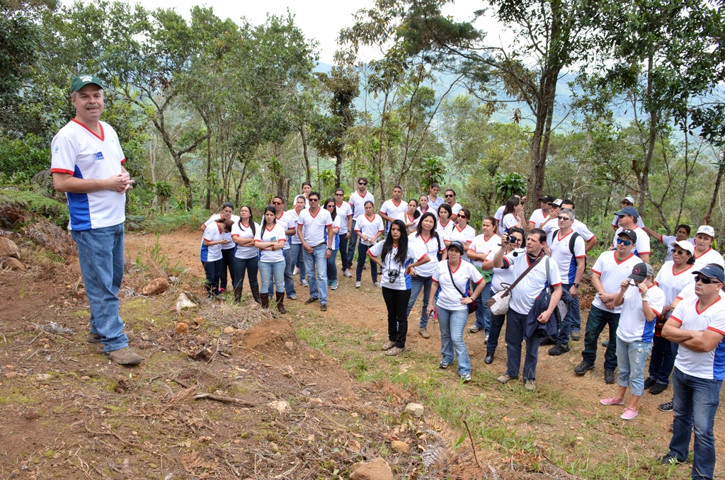 Comunidad reforesta Cerro La Trinidad en Costa Rica