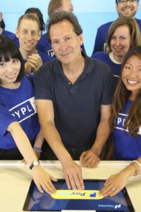 Dan Schulman, presidente y CEO de PayPal, acompañado de empleados y clientes, presiona el botón de PayPal para tocar la campana de inicio de actividades en Nasdaq. (Fuente: Nasdaq)