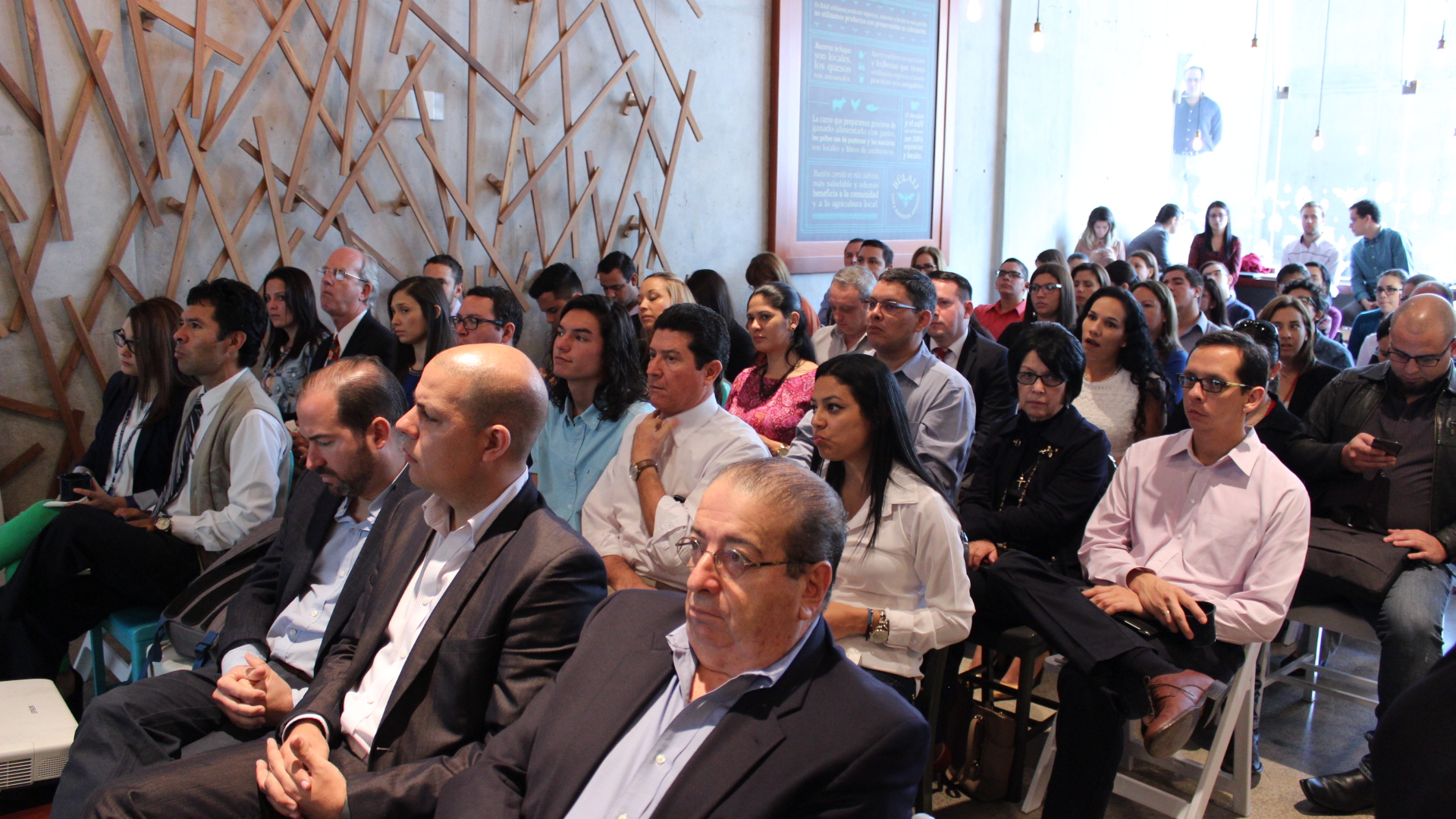 Personas pasan 153 minutos al día frente a dispositivos móviles