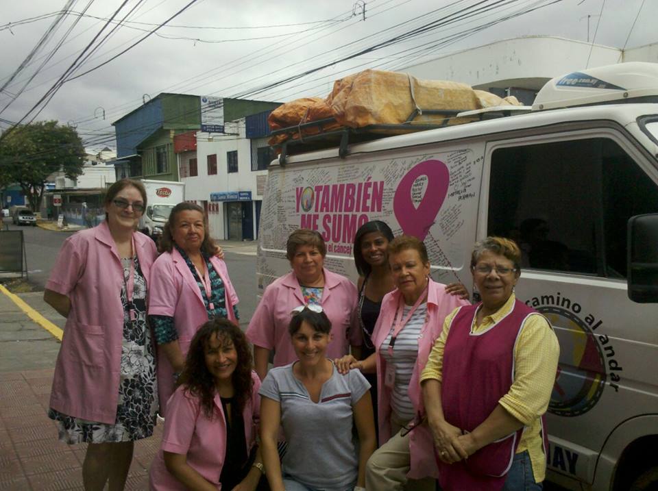Lucha contra el cáncer de mama viaja en carro y recorre distintos países