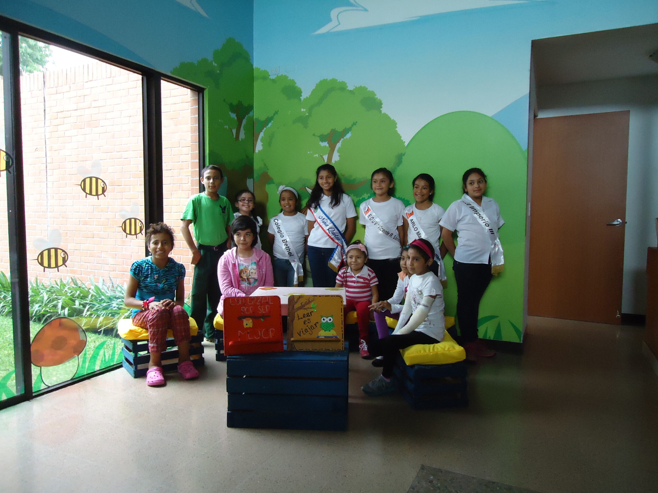 Participantes del Certamen Niña Quetzaltenango visitan Casa Ronald McDonald