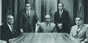 Don Nassin (centro) con sus hermanos (de derecha a izquierda) David, Manuel, Enrique y Moisés.