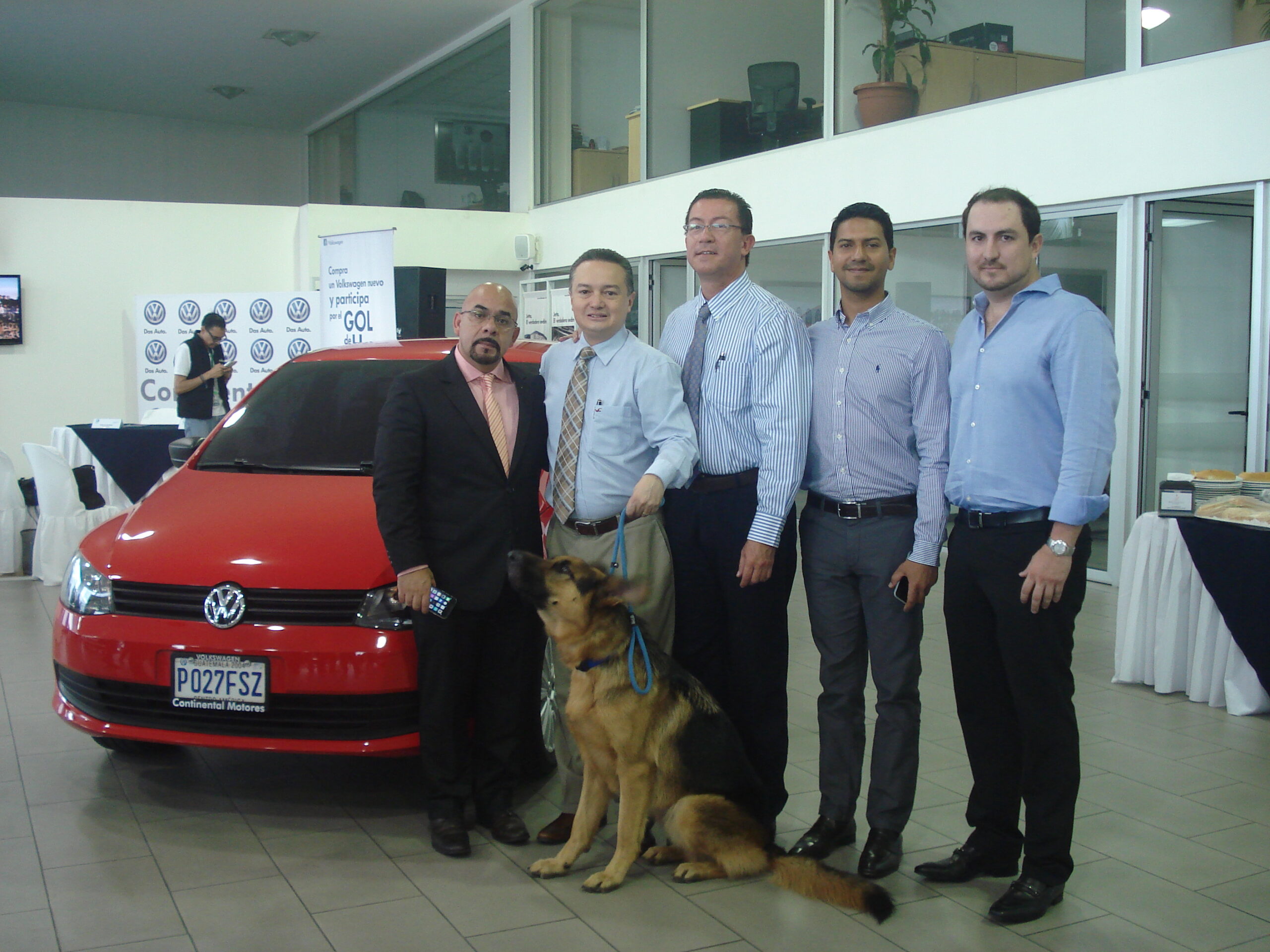 Hans “El Perro que Promete Regalar un Carro”