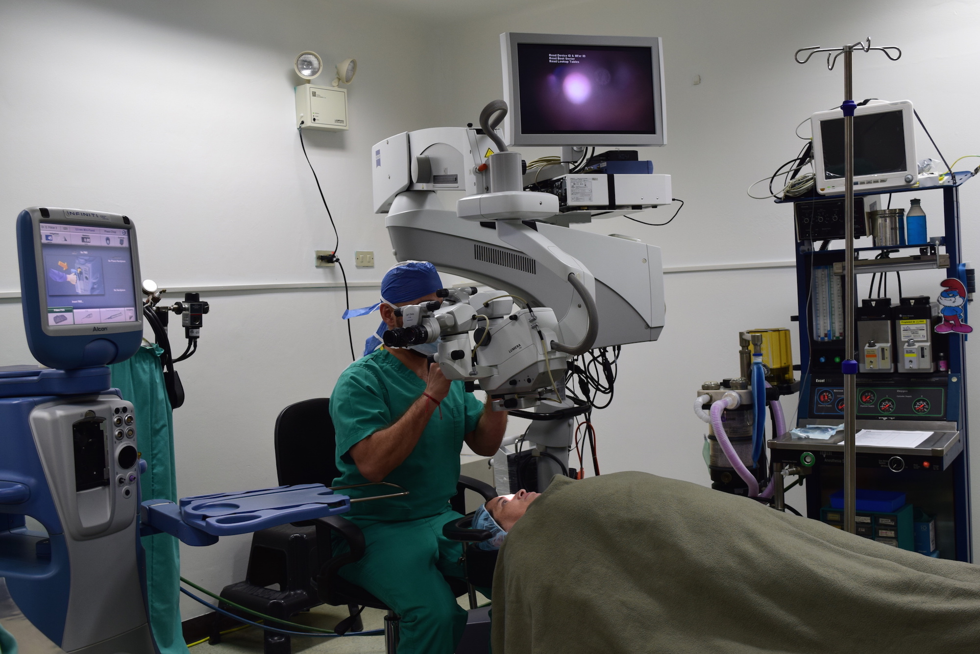 Pacientes operados de cataratas podrían olvidarse de los anteojos