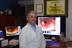 Oftalmólogo costarricense David Flikier.