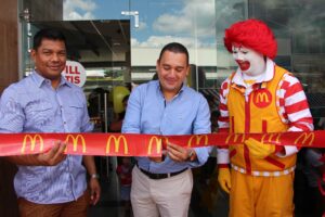 Corte de la cinta motivo de inauguración del restaurante McDonald's Barva.
