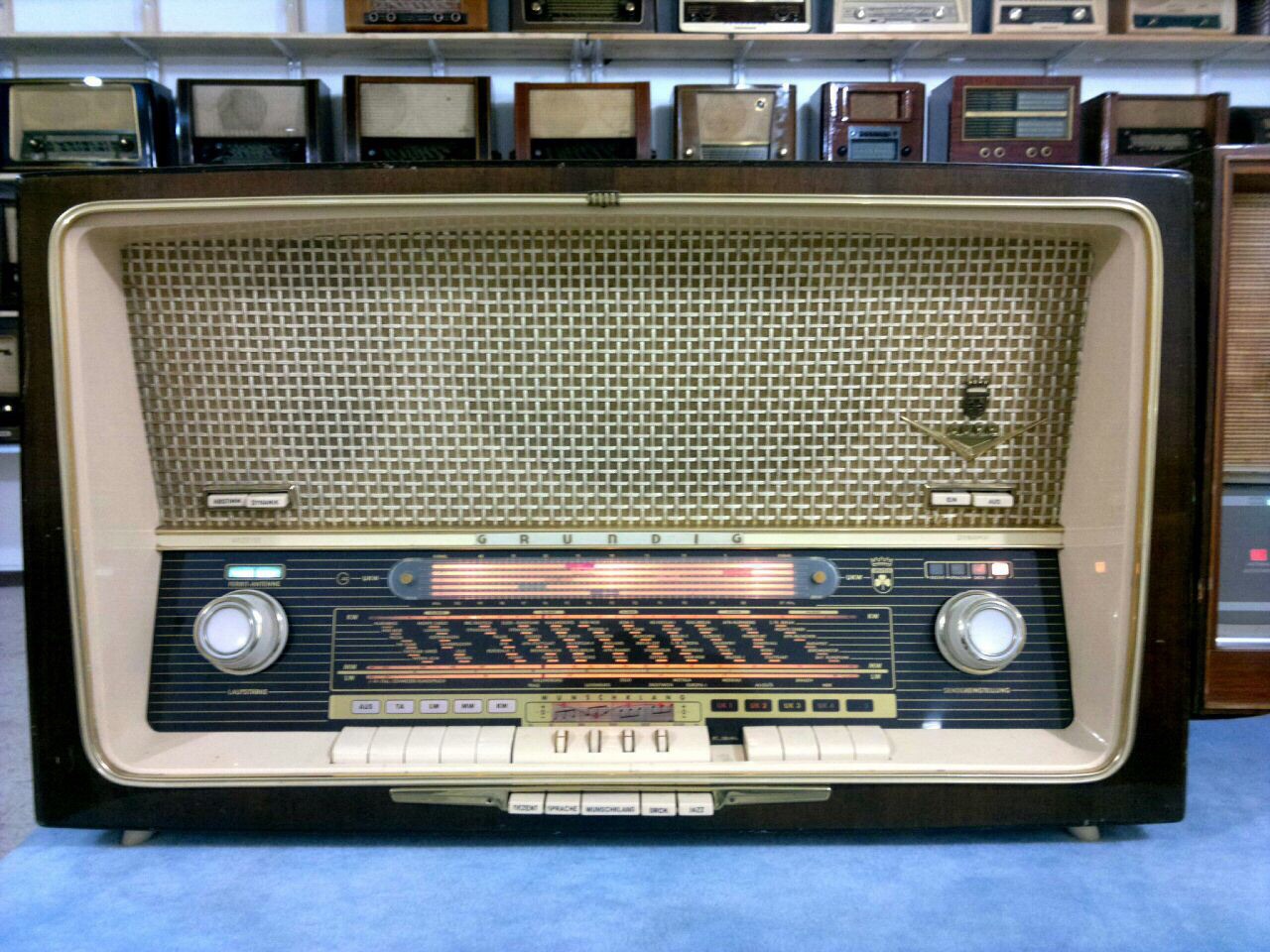 25 radios antiguas se exhibirán en Avenida Escazú