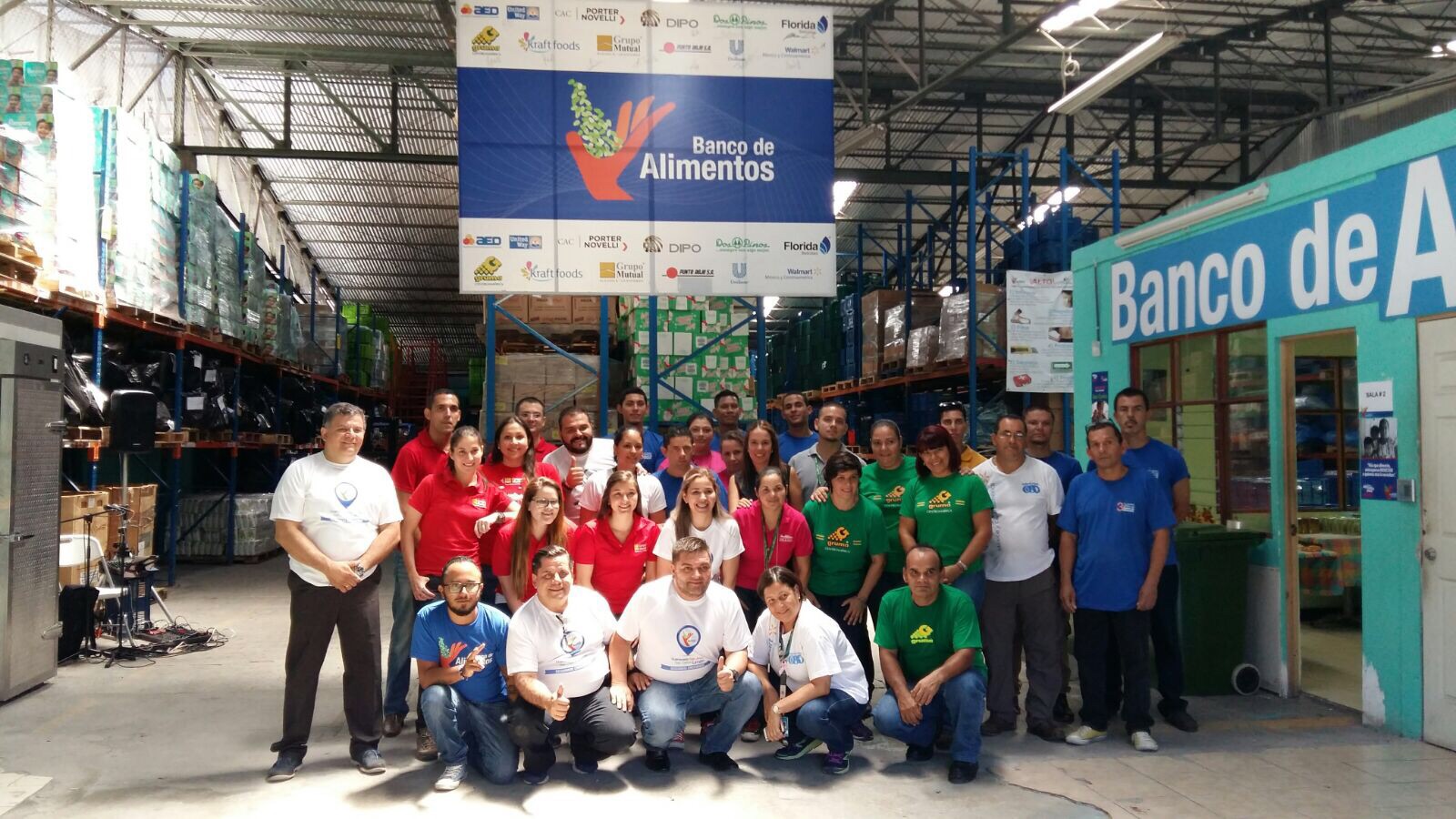 Voluntarios llevan alimentos en el Día Mundial de la Alimentación