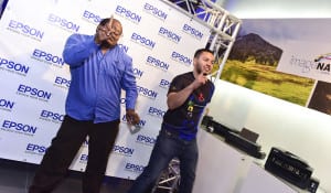 Periodistas y faranduleros disfrutaron de videojuegos y películas con la nitidez y claridad de los videoproyectores de la serie Home Cinema.