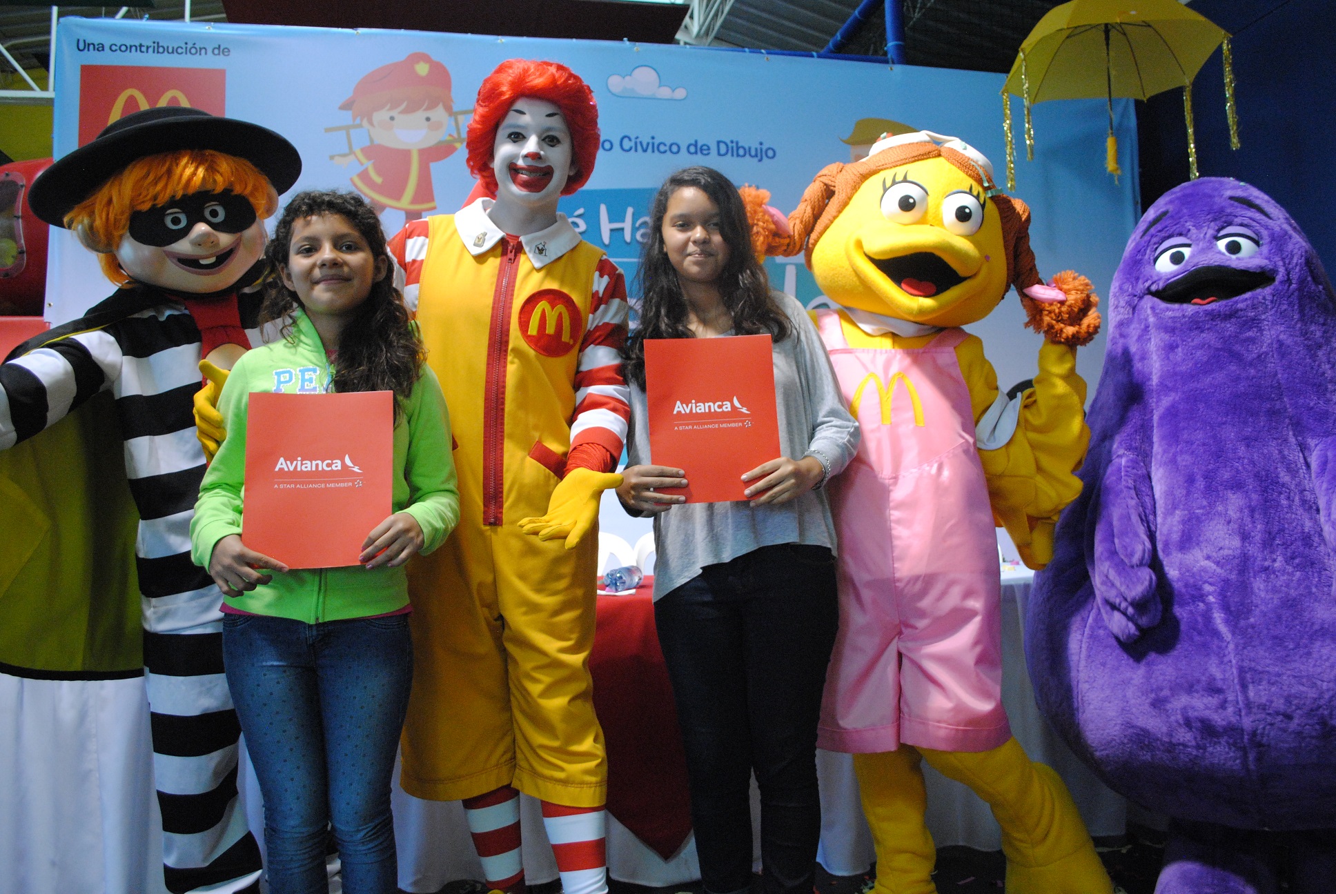 McDonald’s premia a niños ganadores del concurso de dibujo