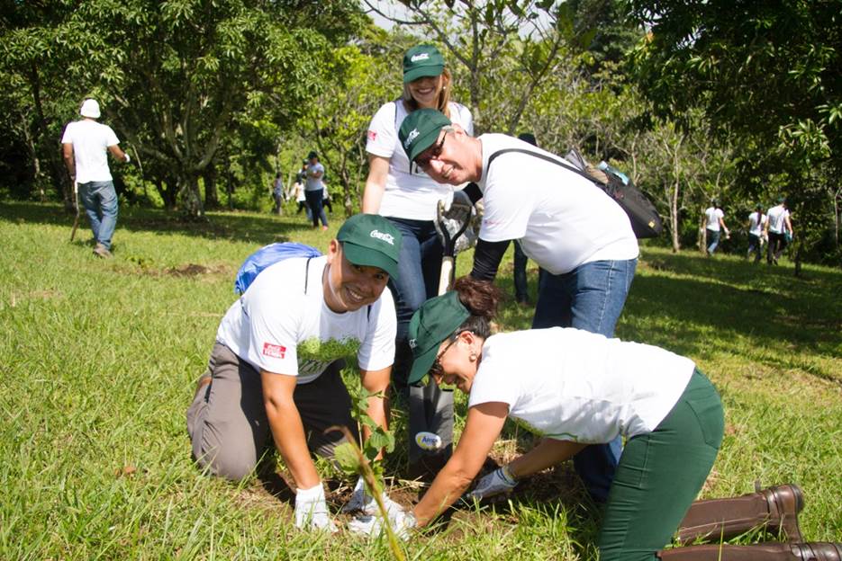 Voluntarios del Sistema Coca-Cola siembran 1.000 árboles en Ciudad Colón