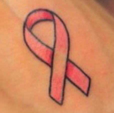 Tatuajes contra el cáncer de mama en Plaza Real Cariari