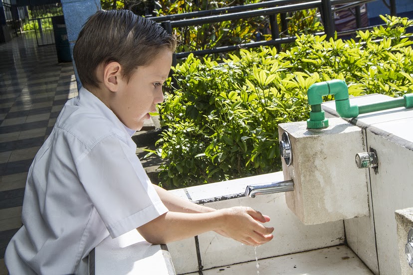 Estudiantes aprenden a ahorrar y conservar agua
