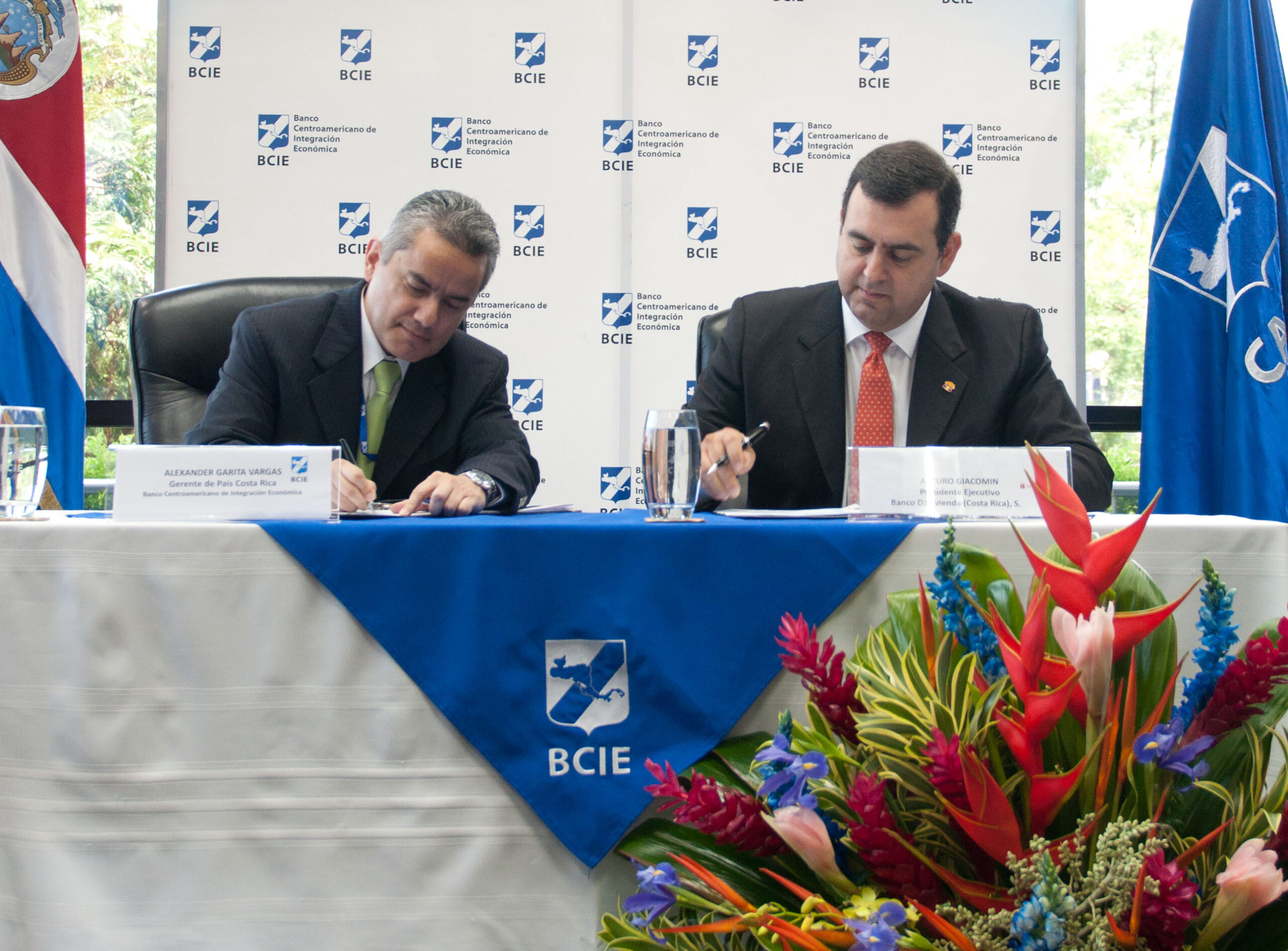 BCIE y Davivienda firman crédito para impulsar sectores productivos y vivienda