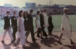 El ingeniero Antonio Lacayo desfila al lado de su esposa Cristiana, sus hijos Antonio y Cristiana acompañando a la presidenta electa Violeta Barrios de Chamorro.