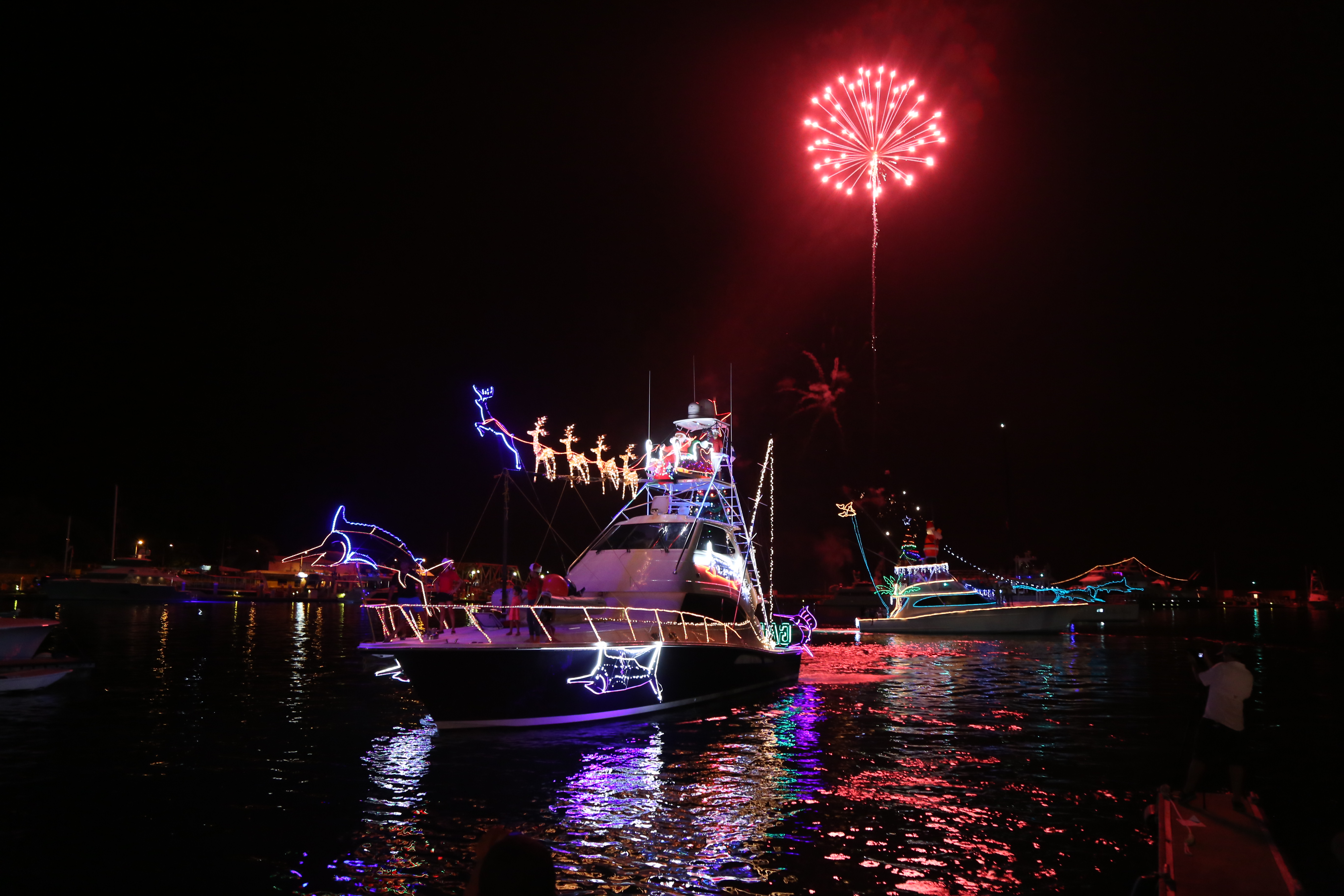 Barco el Gallo Pinto y Barco Tranquilo fueron los ganadores del Bright Lights Boat Parade