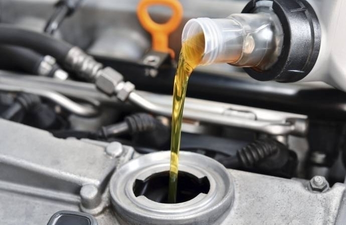 5 pasos sencillos para revisar el nivel y estado  del aceite de tu carro