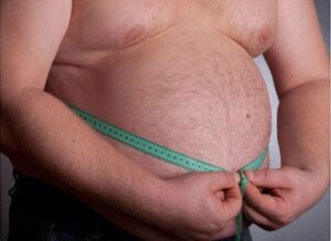 El aumento del perímetro abdominal en los hombres es muestra de una mayor acumulación de grasa visceral, lo cual podría ser un signo de SDT.