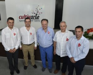 Pedro Uribe, VP Internacional Davivienda, Arturo Giacomin, presidente ejecutivo Davivienda Costa Rica, Efraín Forero, presidente ejecutivo Davivienda Colombia, Francisco Gonzalez, presidente ejecutivo Davivienda Panamá y Juan Pablo Betancourt, director regional de RRHH  de Davivienda. 