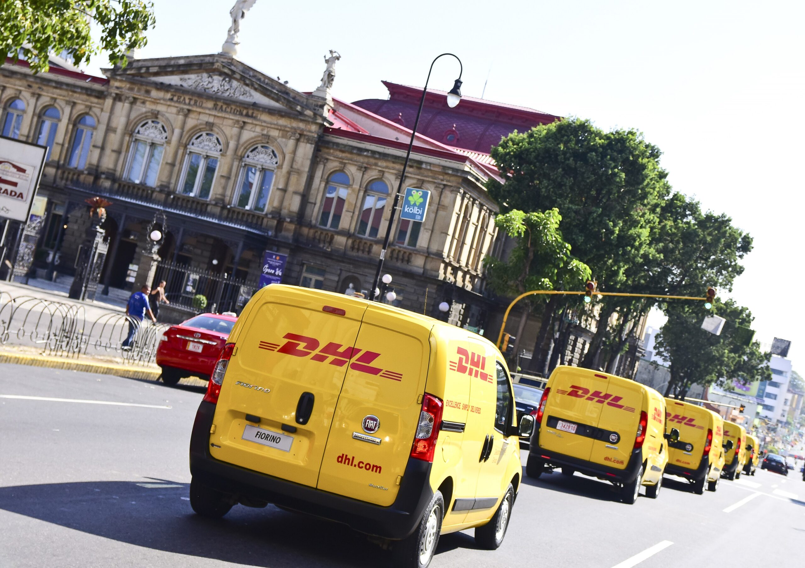 DHL Express realiza caravana con su nueva flota amigable con el medio ambiente