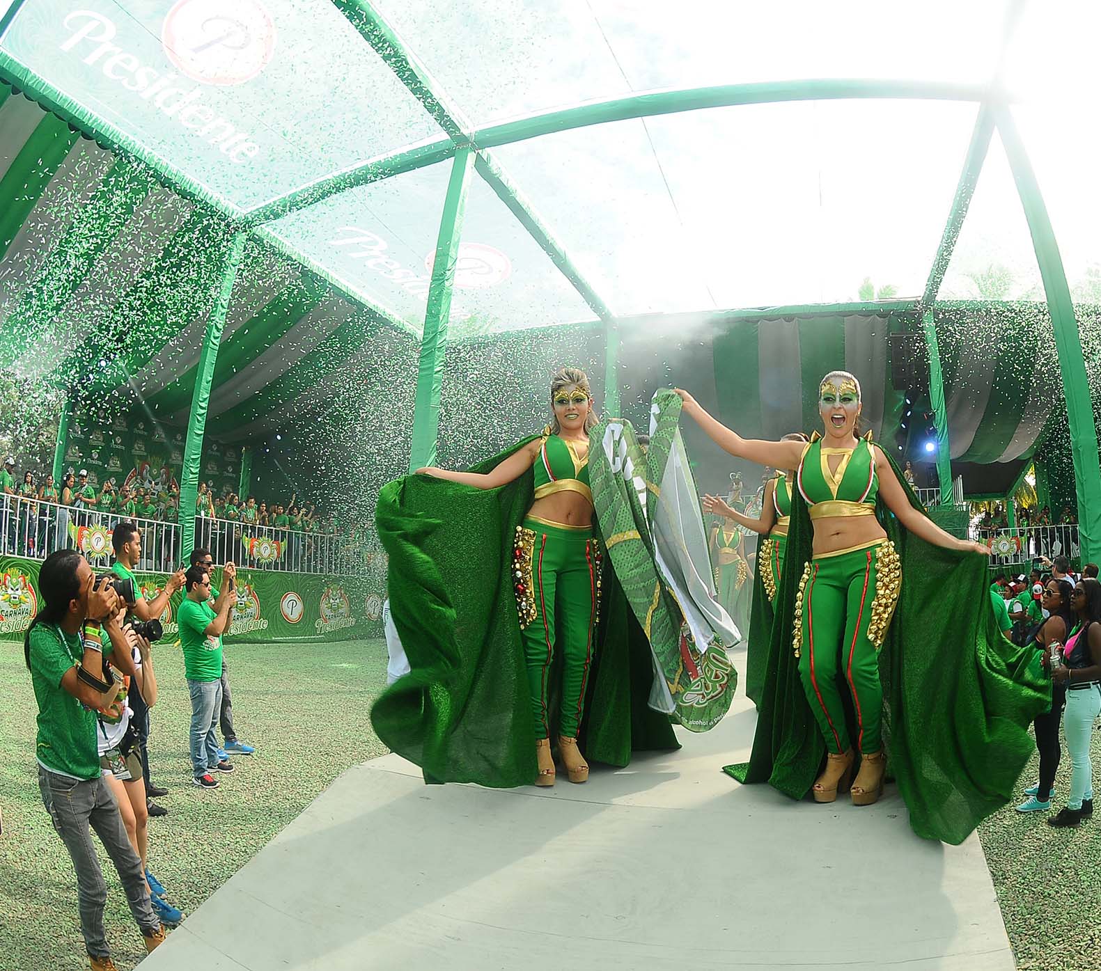 El público saca su algarabía en la Cueva Presidente