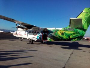 El vuelo es directo, en los nuevos y más espaciosos aviones LET.