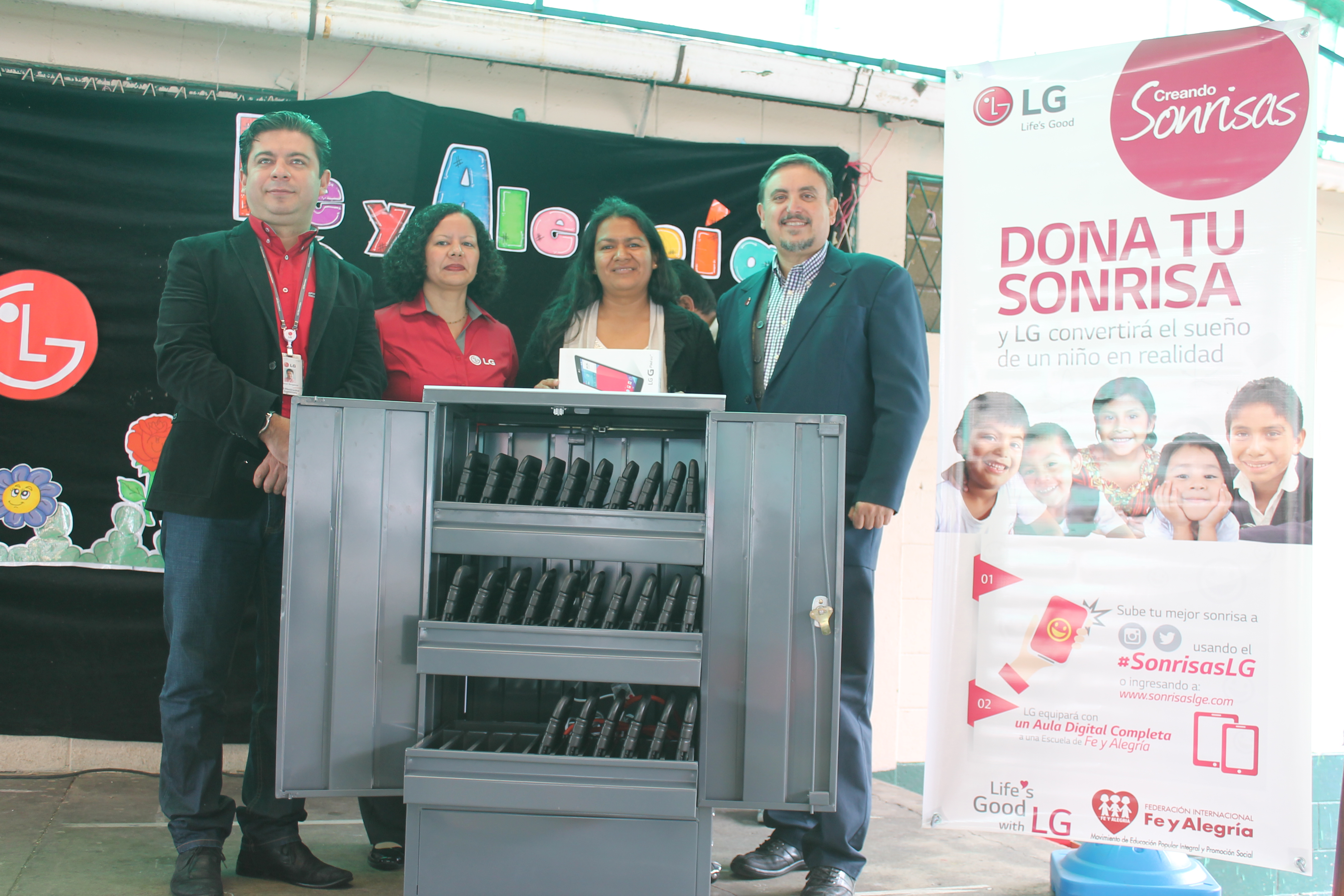 LG entrega equipo electrónico a niños guatemaltecos
