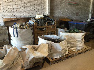 La recolección de residuos electrónicos y eléctricos es compleja debido al volumen, diversidad, dispersión y la diferencia en el valor de los mismos. 