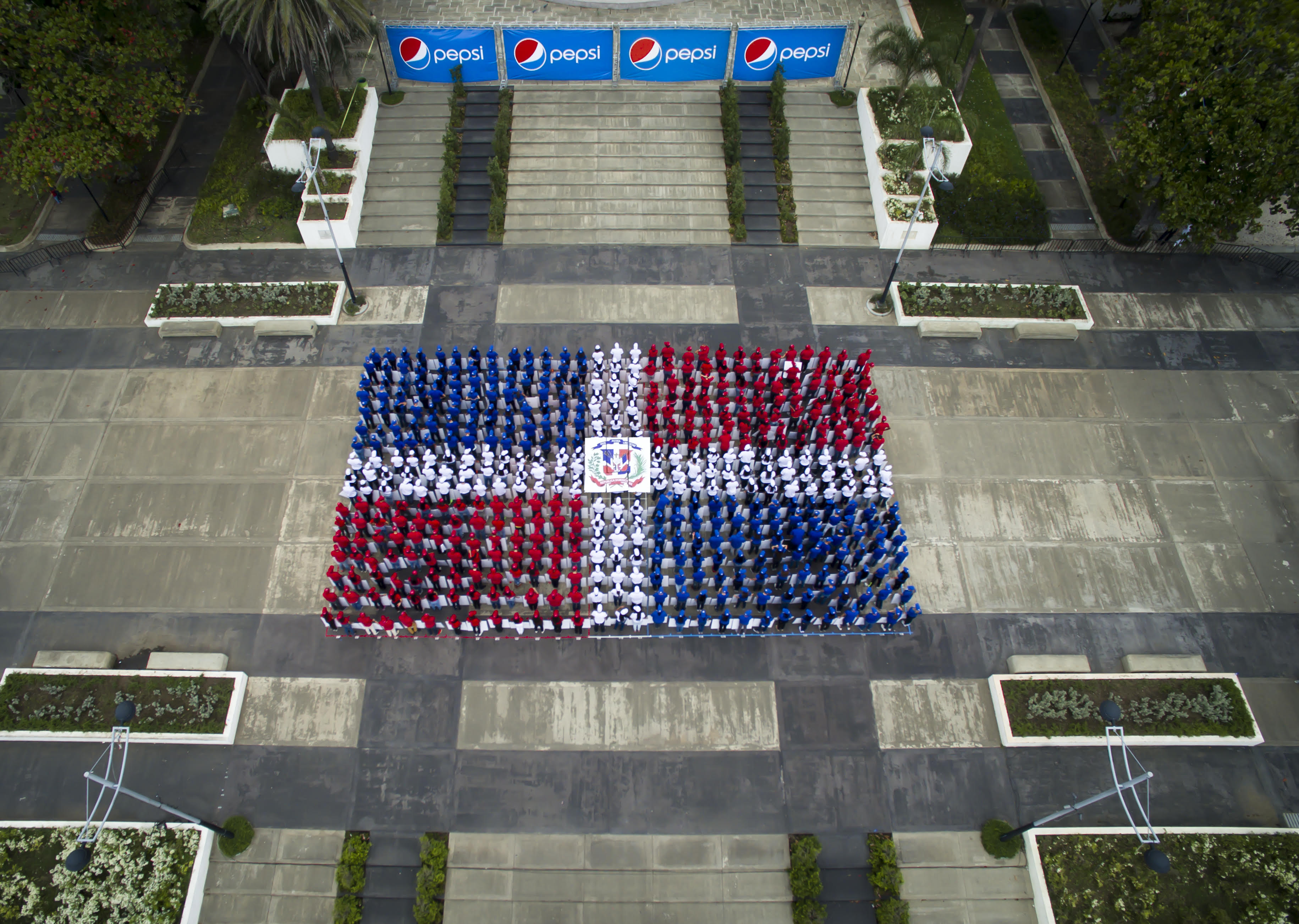 Pepsi junto a cientos de jóvenes forman gran bandera humana