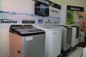 Las lavadoras automáticas, ya cuentan con programación para autolimpieza y es importante realizar este proceso para eliminar residuos que puedan obstruir los ductos de drenaje o ensuciar las prendas. 