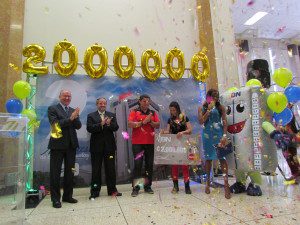 Juan Carlos Corrales, gerente general del Banco Nacional, Bernardo Alfaro, subgerente general de Riesgo y Crédito,  Mauricio “Chunce” Montero, invitado especial,  Naiomy Rojas Campos, cliente 2 millones y  Mishelle Mitchell, directora de Relaciones Institucionales del Banco Nacional.   