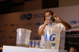 Los sobres de ‘Purificador de Agua P&G’  convierten el agua sucia y contaminada en agua limpia para beber. 