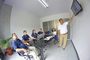 Fabián Vargas, gerente general de ZEWS y su grupo de trabajo.