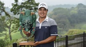 El campeón John Young Kim, con su trofeo hecho por el artista guatemalteco Edvin Quisquinay Alcor, originario de Sumpango, Sacatepéquez. La obra elaborada con jade, piedras de cuarzo negro y café, coral rojo y amarillo, obsidiana, polvo de mármol, resina y arcilla, con un costo superior a US$2.000.