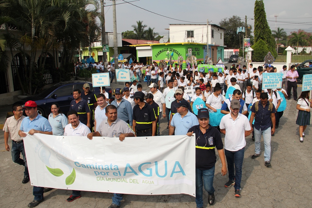 Ambev Centroamérica realiza caminata por el agua