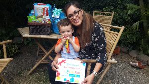La locutora de la emisora  Bésame, Victoria Fuentes y su hijo Saúl Gamboa.