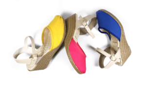 Los zapatos vienen en varios colores y diseños.