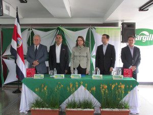 Vicepresidenta de la República, Ana Helena Chacón, visitó las oficinas de la compañía para felicitar a su personal por esa distinción.
