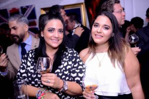 Carmen Rodríguez de Beras y Gayla Beras Goico.