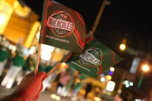 Se desarrolla en bares y restaurantes de importantes avenidas.