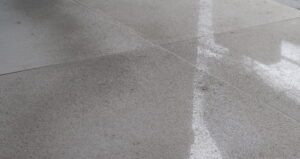 La ceniza también puede provocar daños en los pisos generando una suciedad profunda si tienen alto relieve y textura, así como ocasionar ralladuras en el porcelanato pulido.