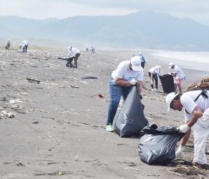 Jornada de limpieza en Playa Guacalillo, en Tárcoles de Puntarenas.