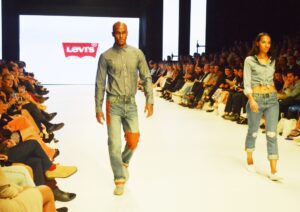 Jeans modificados por estudiantes de la Universidad Veritas,  se inscriben en iniciativa mundial de la destacada marca de ropa.