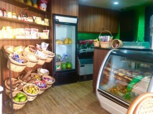 La clínica tiene un  mercadito con cafetería.