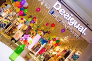 La tienda se ubica en Multiplaza Escazú.