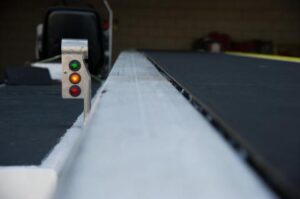 Cuando un cliente pierda su vuelo de conexión, los agentes en tierra escanearán manualmente cada maleta para encontrar el equipaje y asegurar que sea re-etiquetado para el nuevo vuelo.