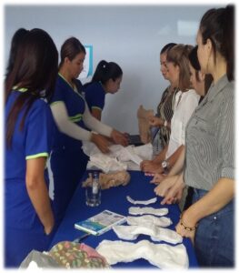 Los cuidadores son por lo general los familiares que, sin experiencia, dedican gran parte de su tiempo y esfuerzo al cuidado diario de adultos mayores discapacitados. 