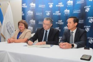 El ministro de turismo, José Napoleón Duarte Durán firmó el contrato junto al empresario Alejandro Dueñas.